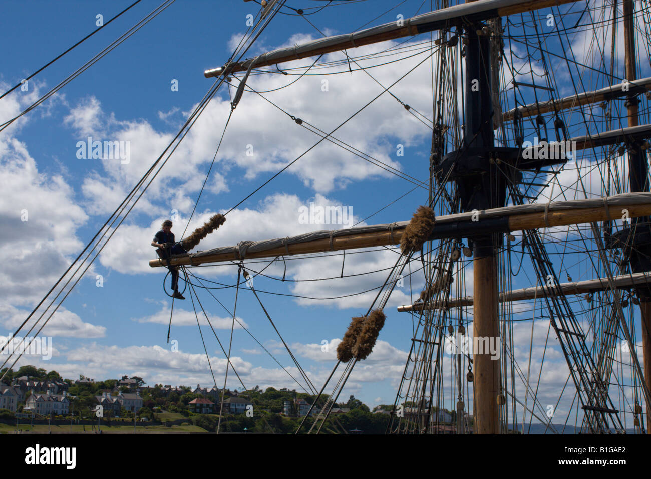 Crew on tall ship rigging hi-res stock photography and images - Alamy