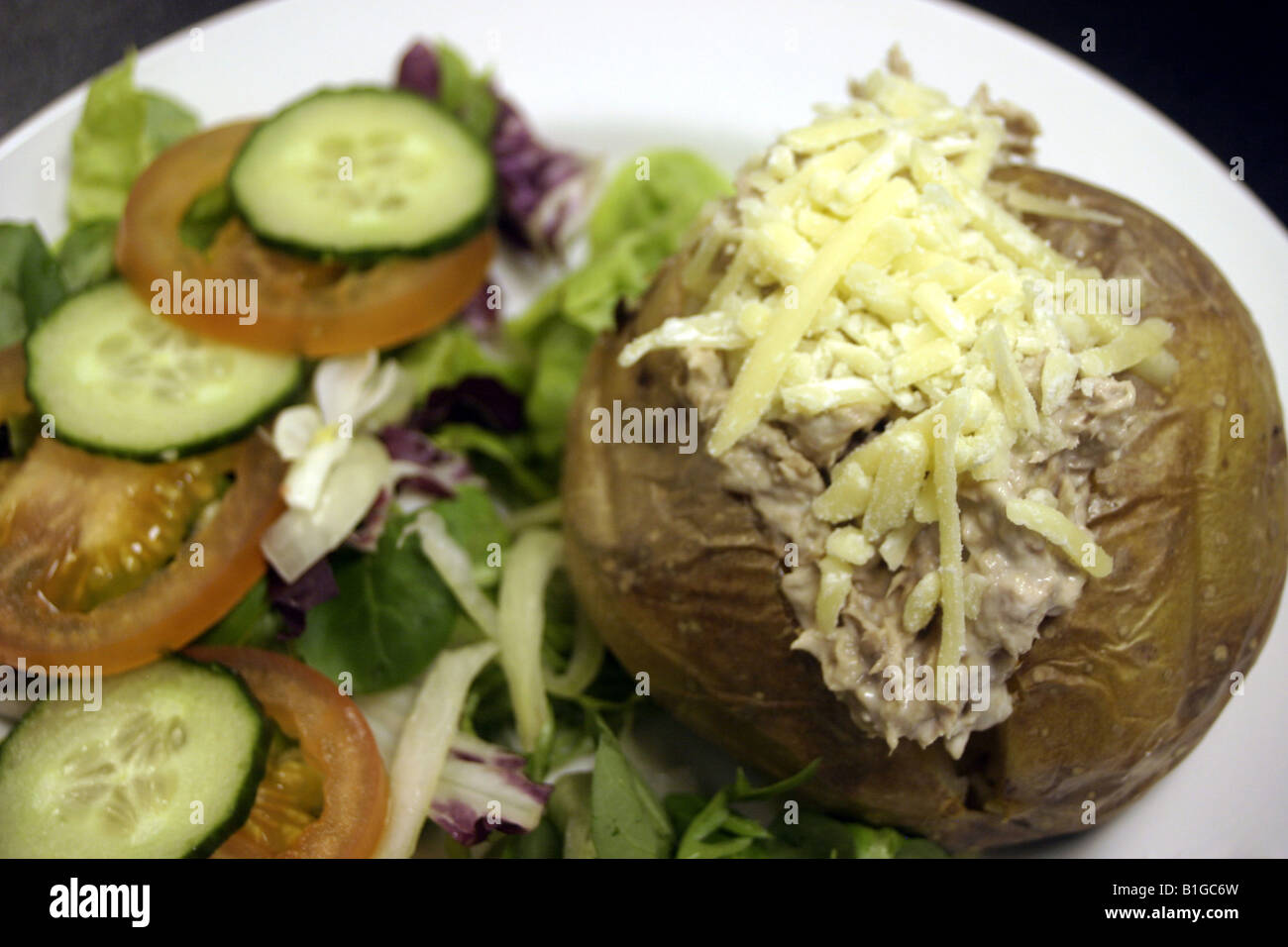 Jacket potato with tuna hires stock photography and images Alamy