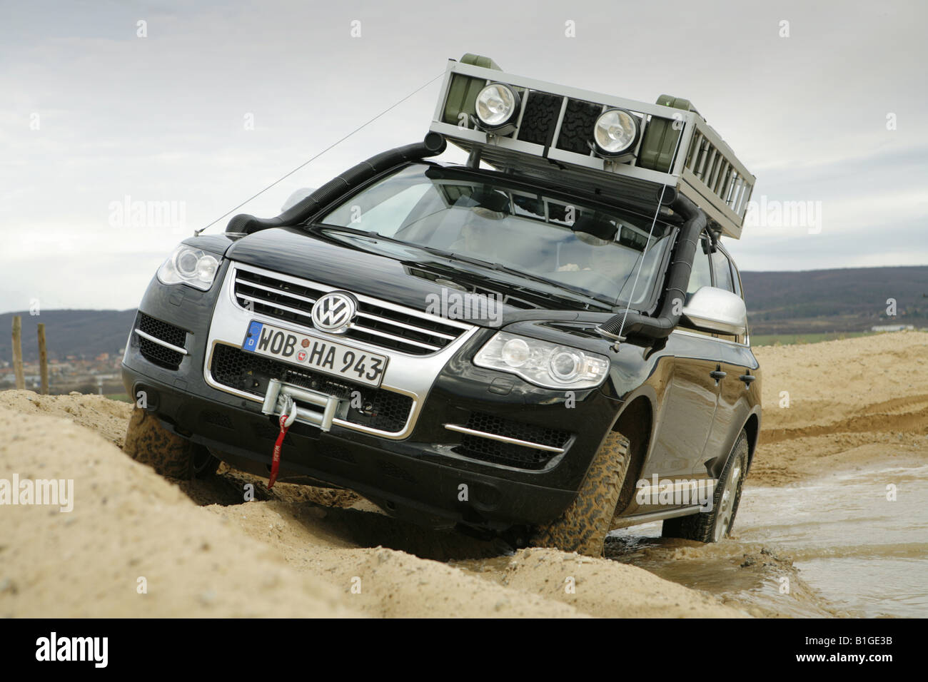 Offroad car adventure in desert. Volkswagen Touareg Stock Photo - Alamy