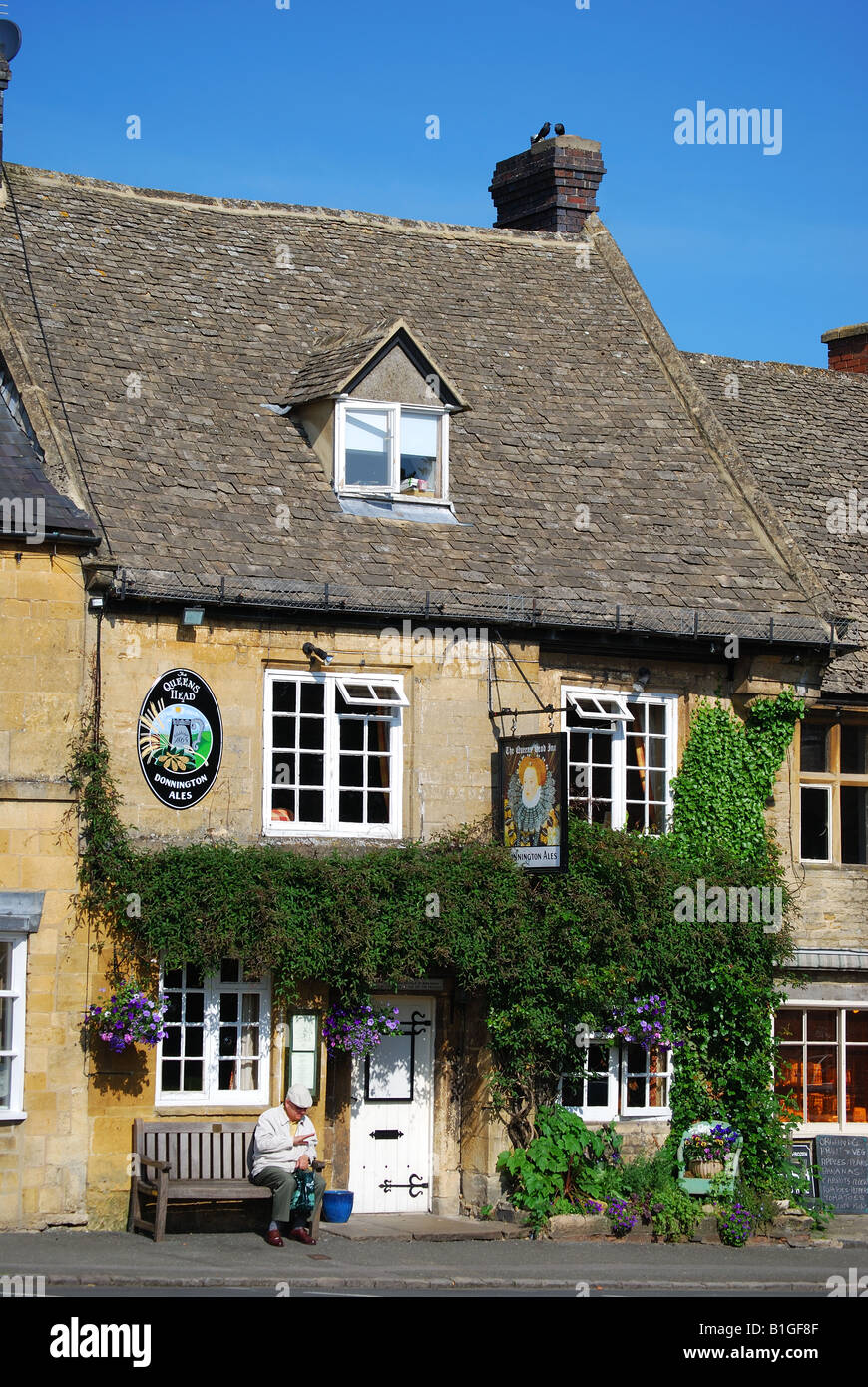 The Queens Head Inn, Market Square, Stow-on-the-Wold, Cotswolds, Gloucestershire, England, United Kingdom Stock Photo