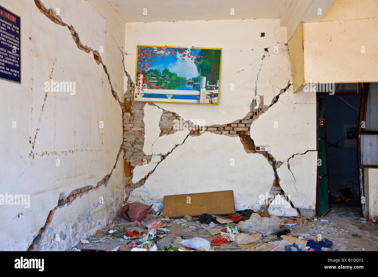 Cracks in the wall of earthquake severely damaged building in shopping