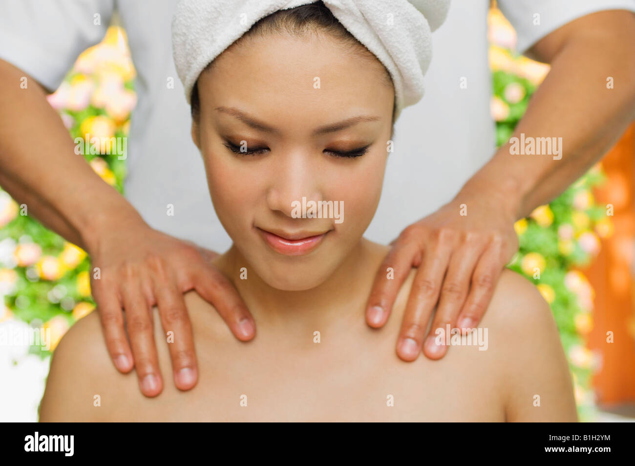Head massage sitting up hires stock photography and images Alamy