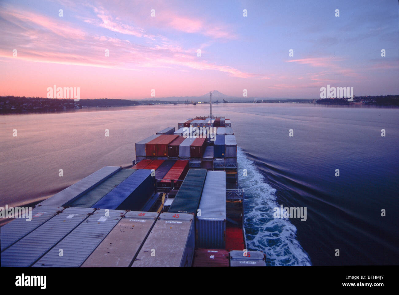 Pacific Ocean, Container Vessel, Horizon Anchorage, delivers between