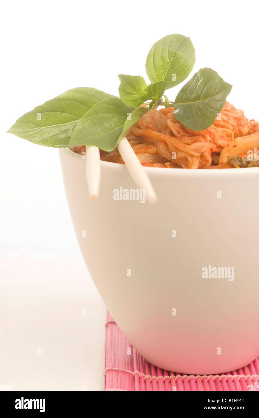 Asiatisches Gericht in einer Schüssel mit Essstäbchen Stock Photo