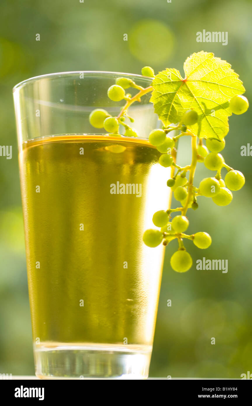 Traubensaft im Glas Stock Photo - Alamy