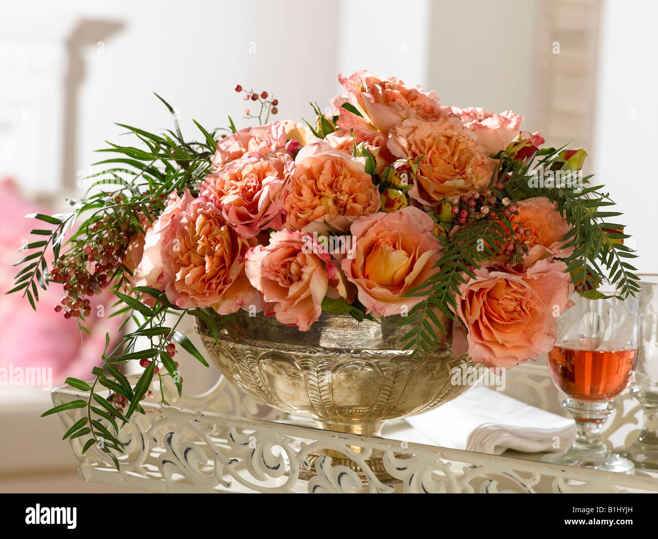Rosenstrauss In Silberschale Stock Photo Alamy