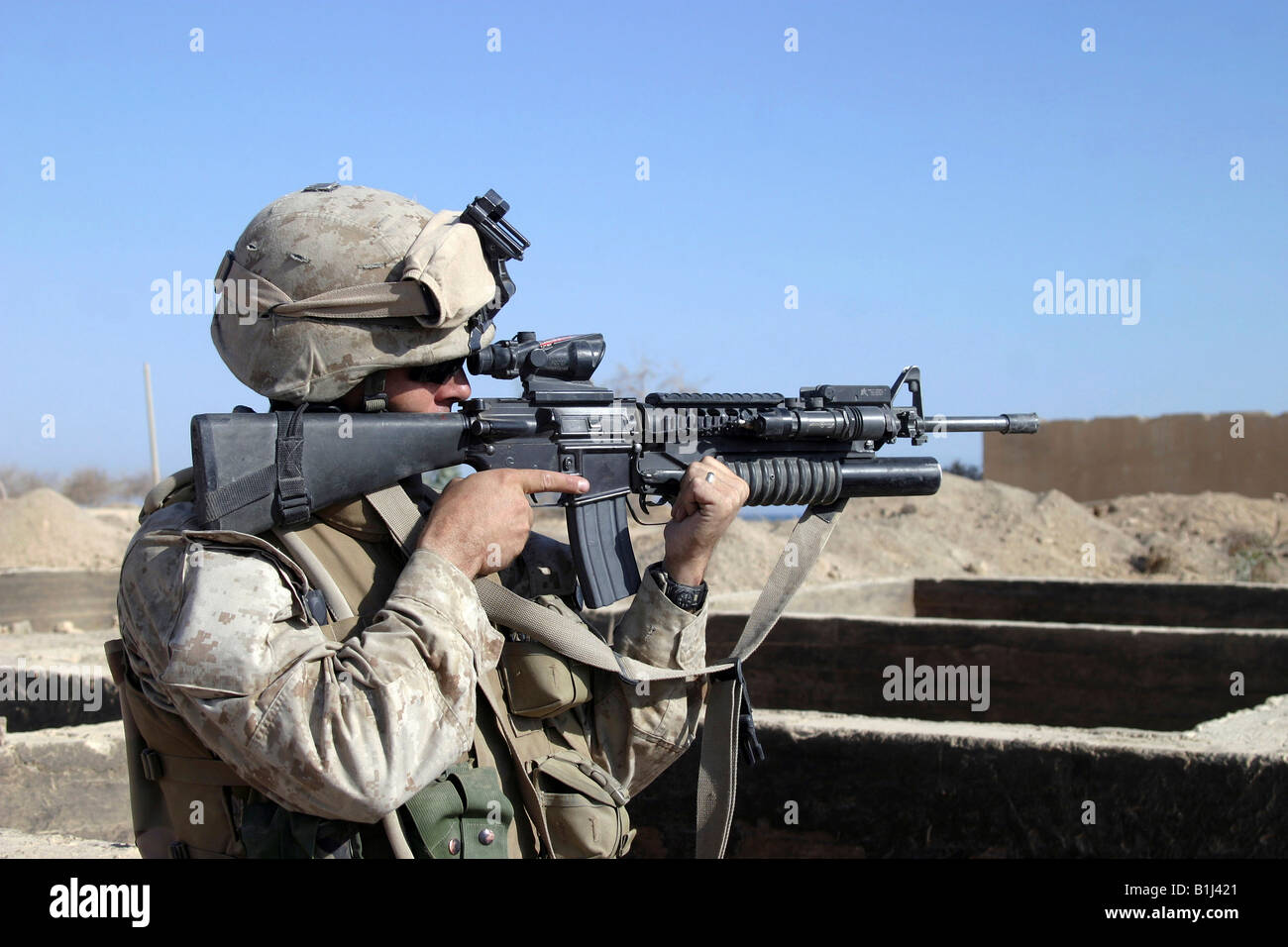 Soldier firing with M16A2 machine gun during Operation Khanjar, Iraq Stock Photo