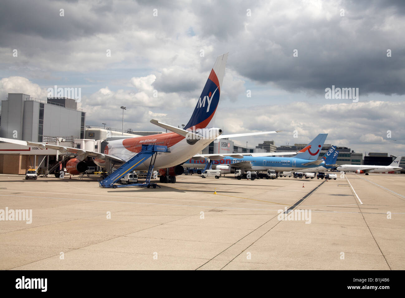Boeing 757 at terminal hi-res stock photography and images - Alamy