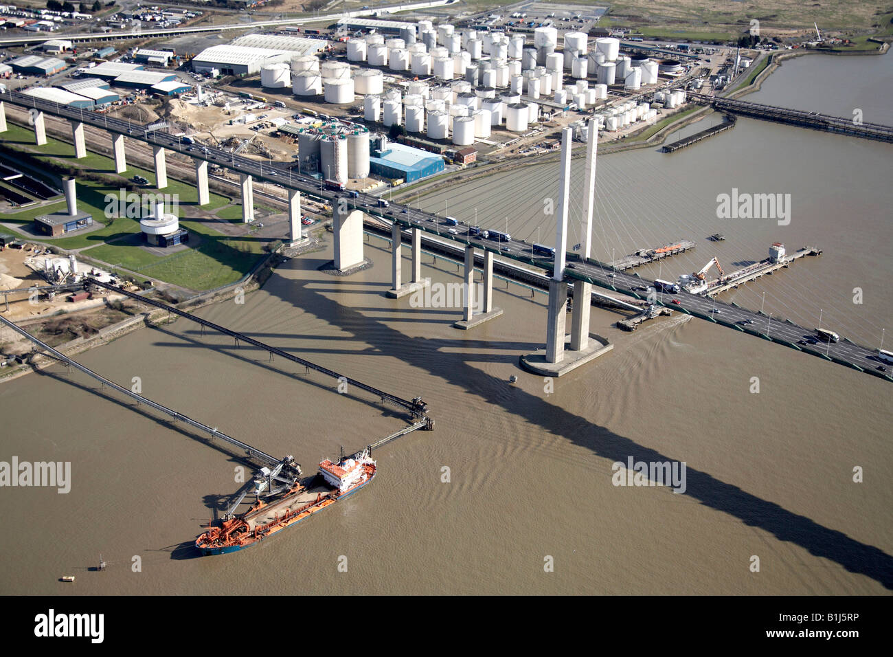 Oil jetty river thames hires stock photography and images Alamy