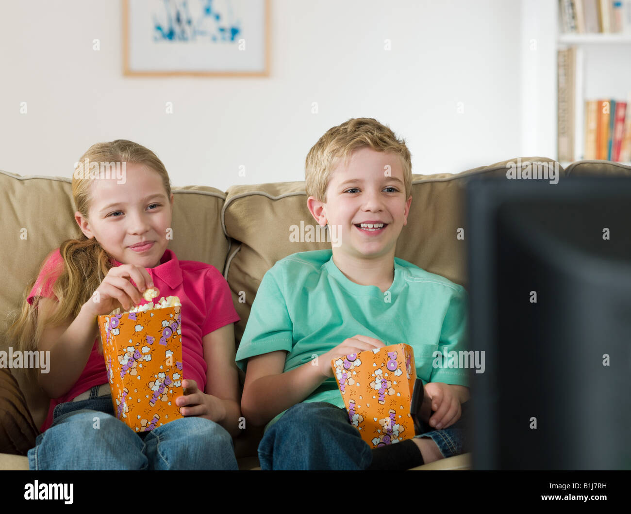 просмотр телевизора с мамой. Happy girl with her family watching tv pictures. русская семья у телевизора. Are watching tv my sister and i. Kids watching tv in the living room.