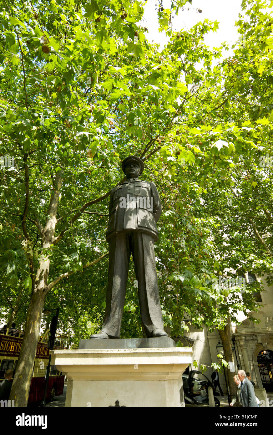 Nine foot bronze statue of Bomber Harris outside St Clement Danes in London UK Stock Photo