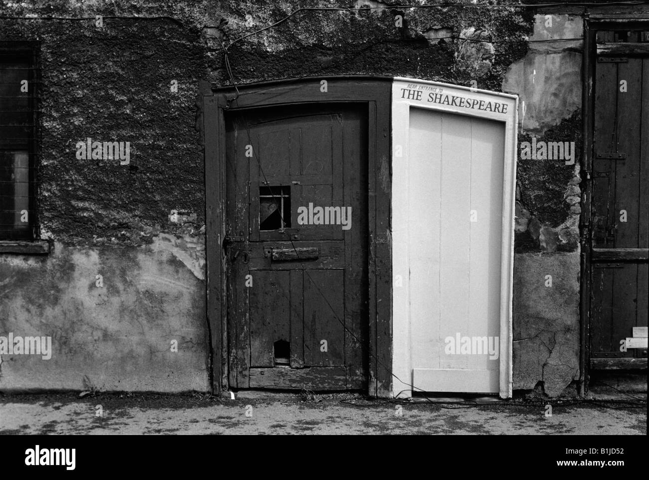 Black and white of the rustic ancient rear entrance door to the Shakespeare pub Bristol 1971 Stock Photo
