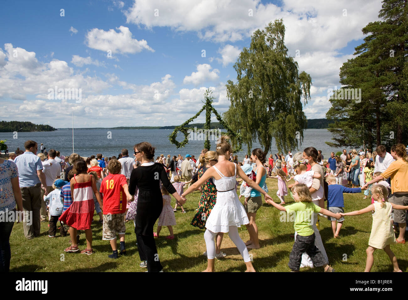 Dancing round the Maypole at Midsummer (Sweden Stock Photo Alamy