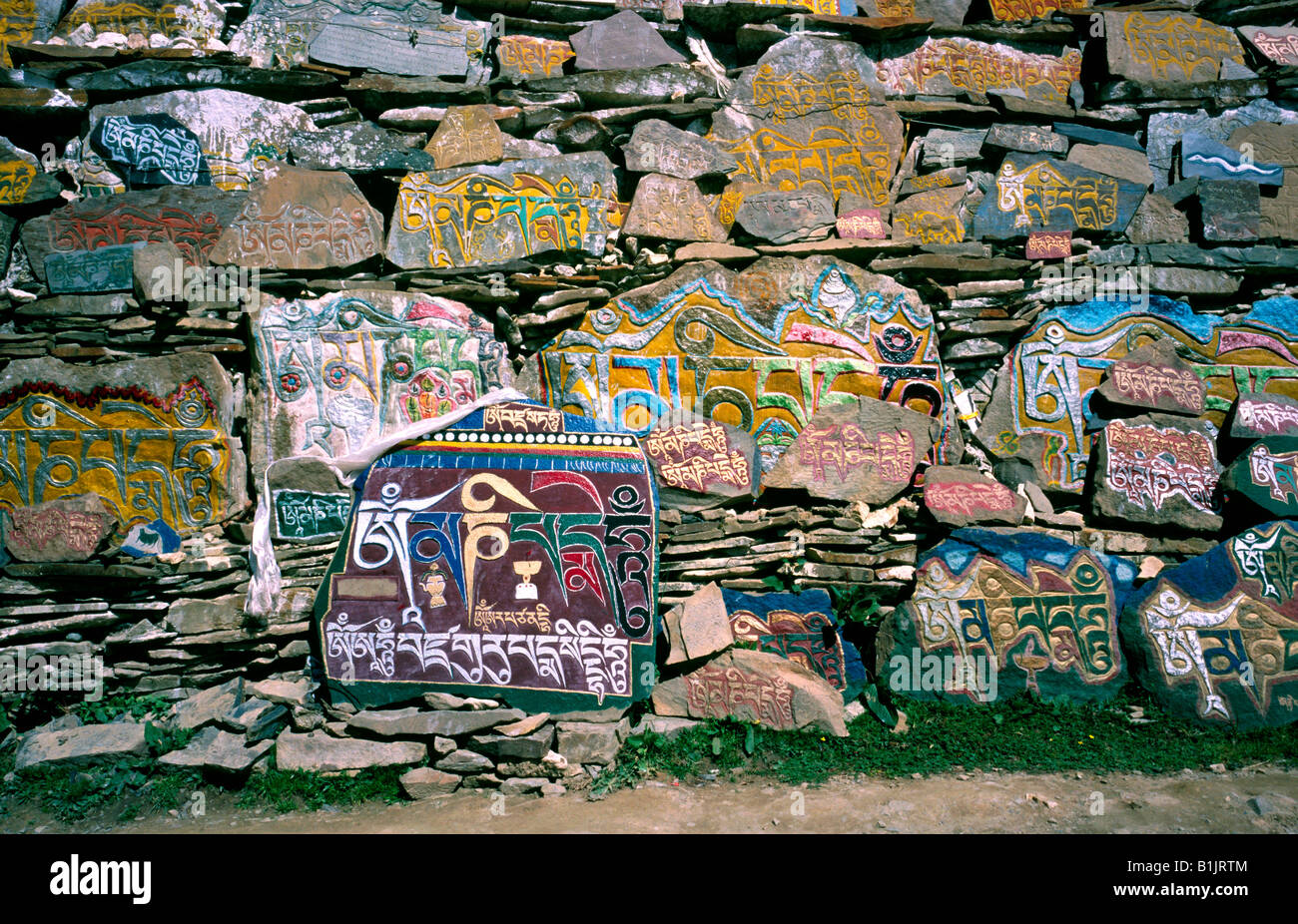 Aug 8, 2006 - Huge pile of Mani stones at Chöde Gompa monastery in the town of Litang in Tibetan China. Stock Photo