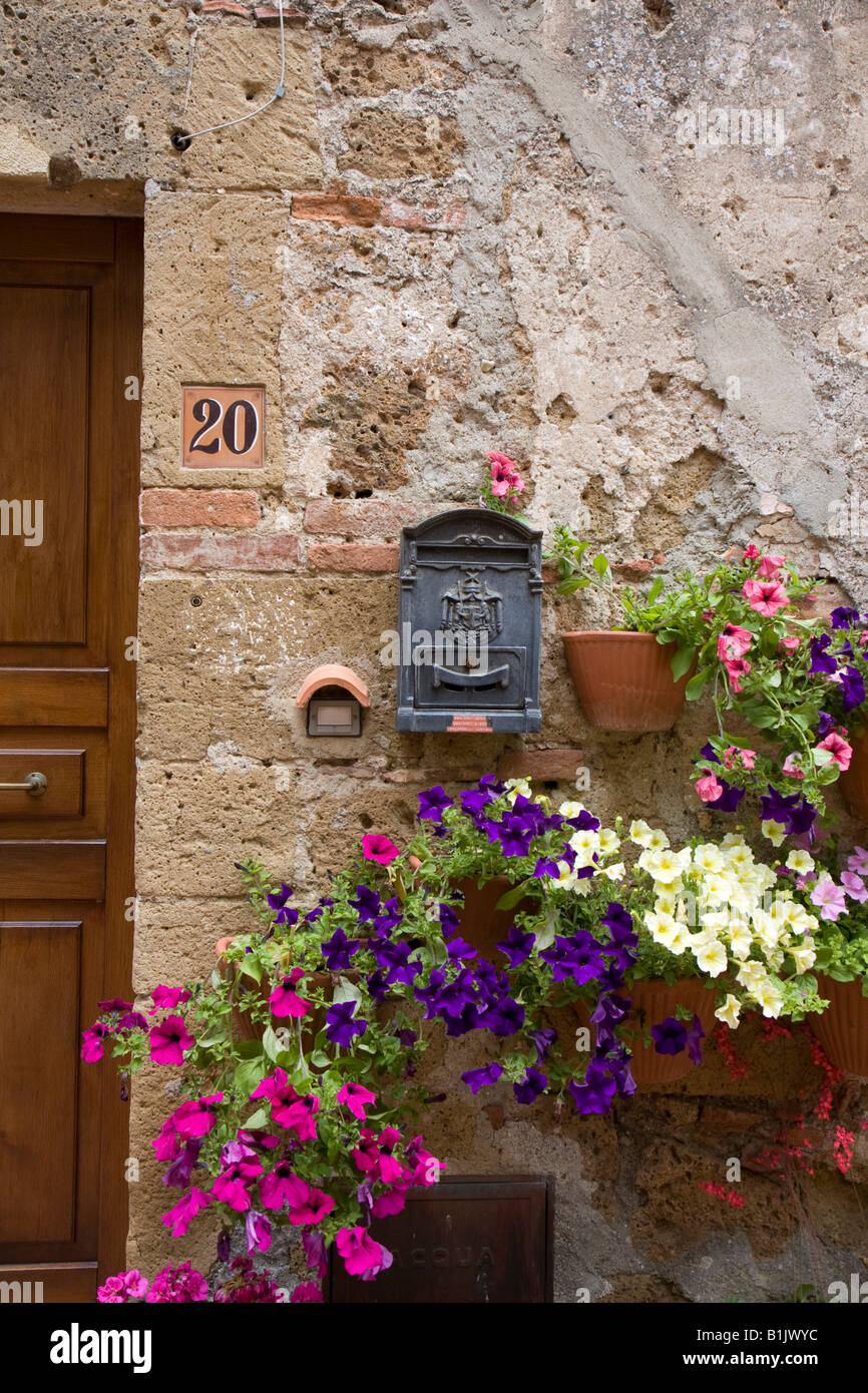 house front with flowers in Tuscany Stock Photo - Alamy