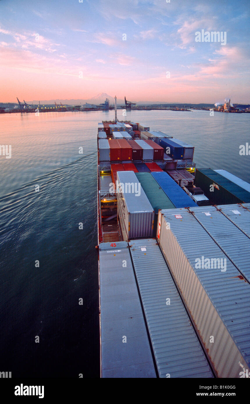 Horizon Line's container vessel, Horizon Anchorage, delivers between ...