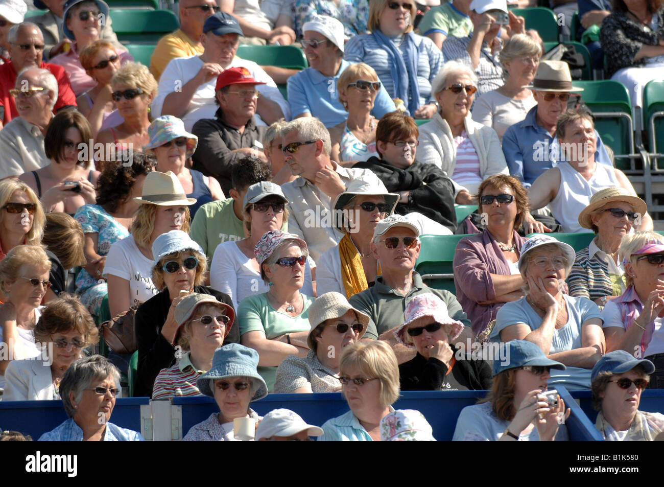 Crowd watching tennis hi-res stock photography and images - Alamy