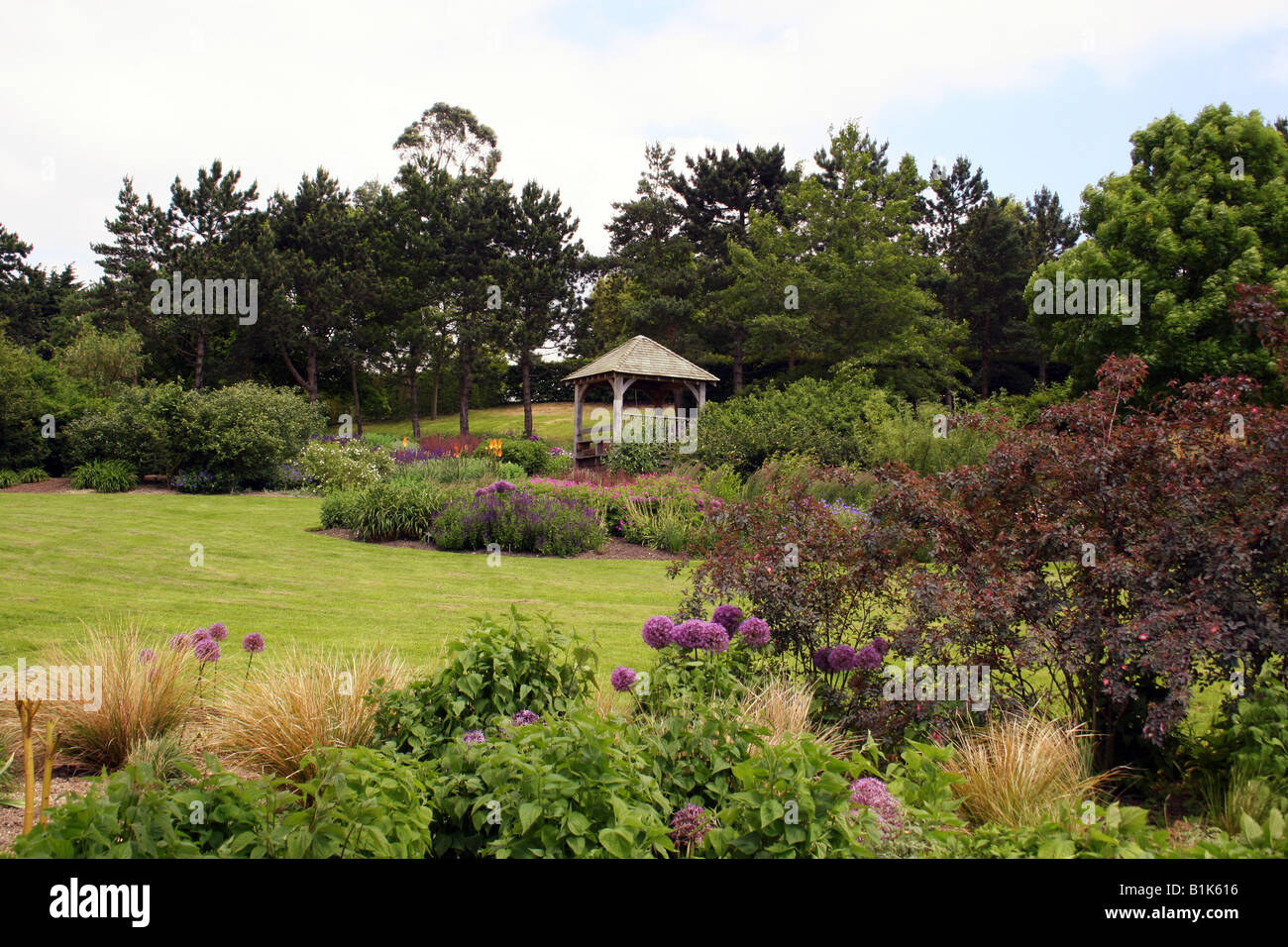 ENGLISH COUNTRY GARDEN AND SUMMER HOUSE. RHS HYDE HALL ESSEX UK Stock Photo