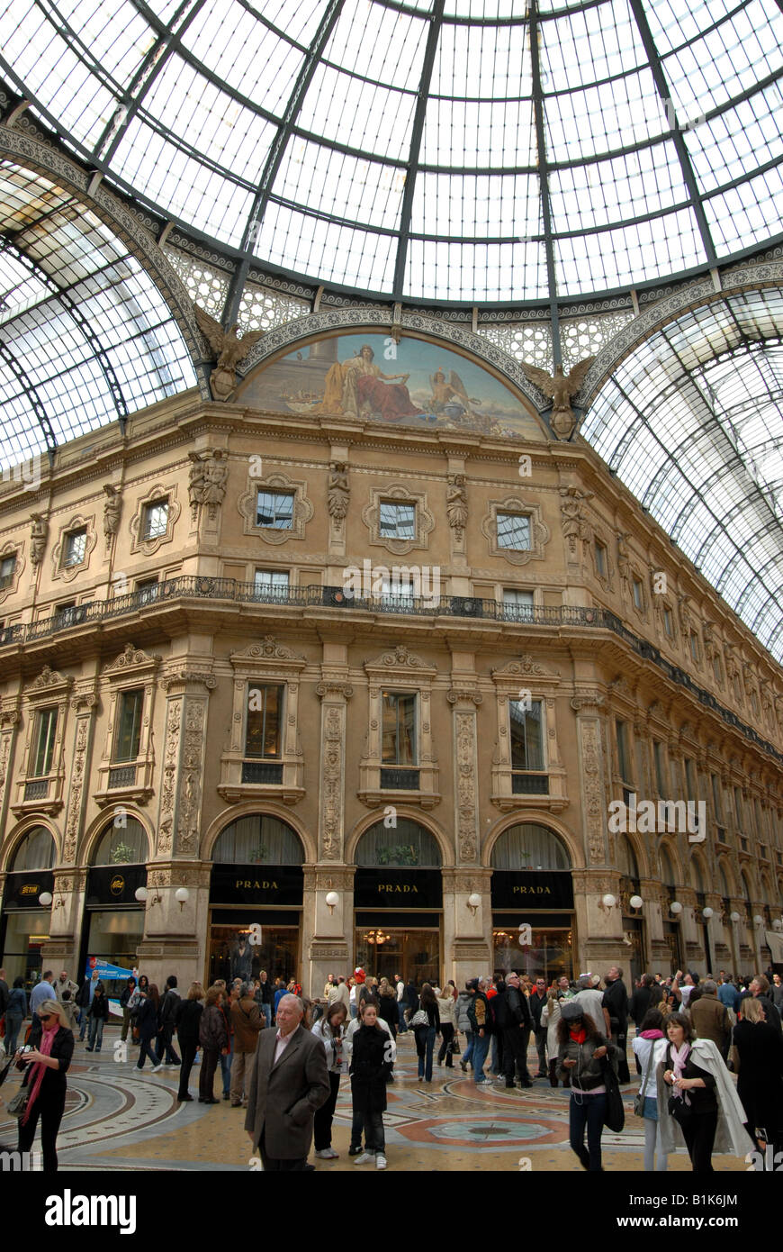 Undercover shopping mall hi-res stock photography and images - Alamy
