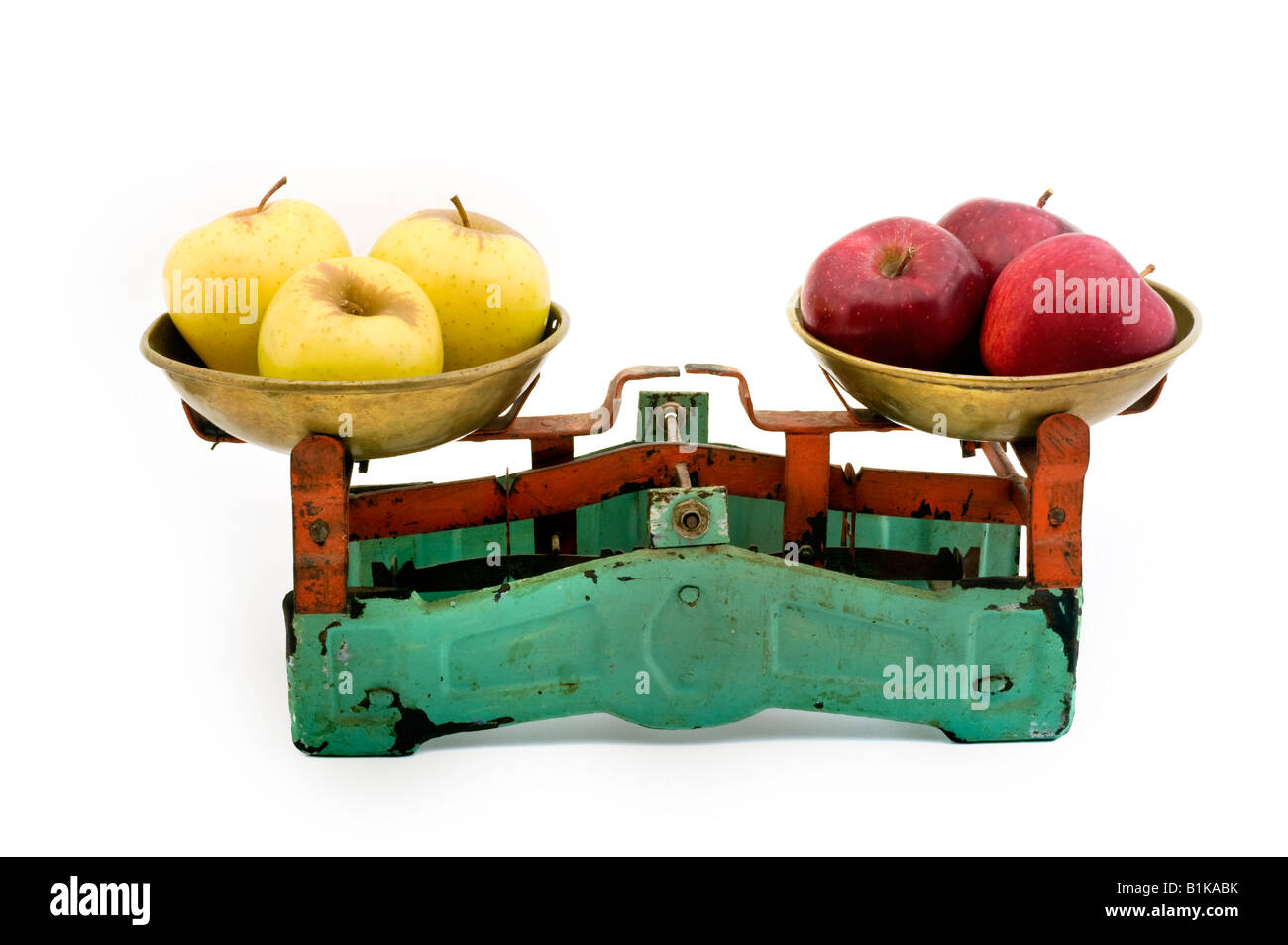 https://c8.alamy.com/comp/B1KABK/old-scales-with-yellow-and-red-apples-isolated-on-white-B1KABK.jpg