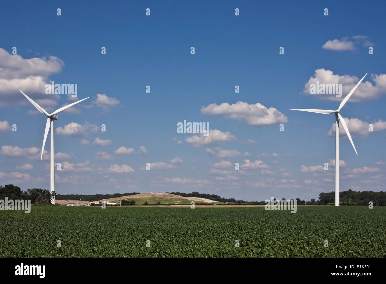 Wind turbine on field in Ohio USA hires Stock Photo Alamy