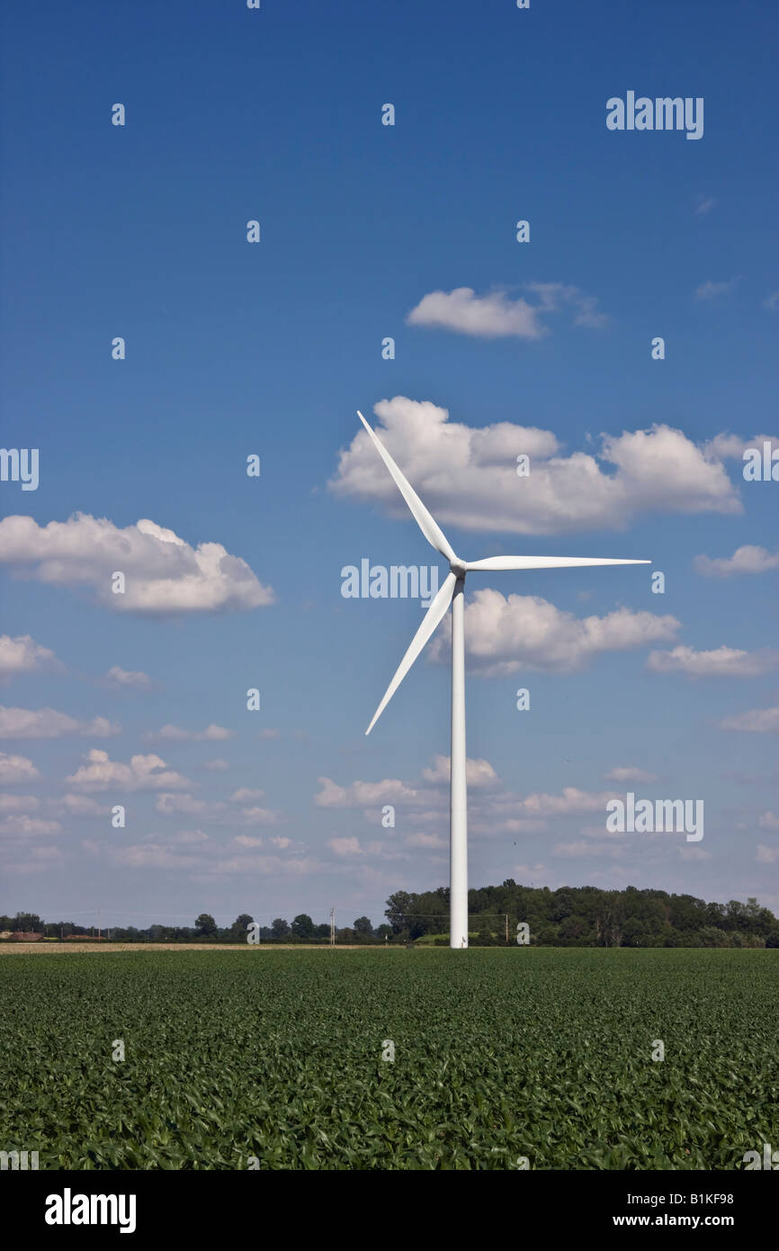 Wind turbine on field in Ohio USA hires Stock Photo Alamy
