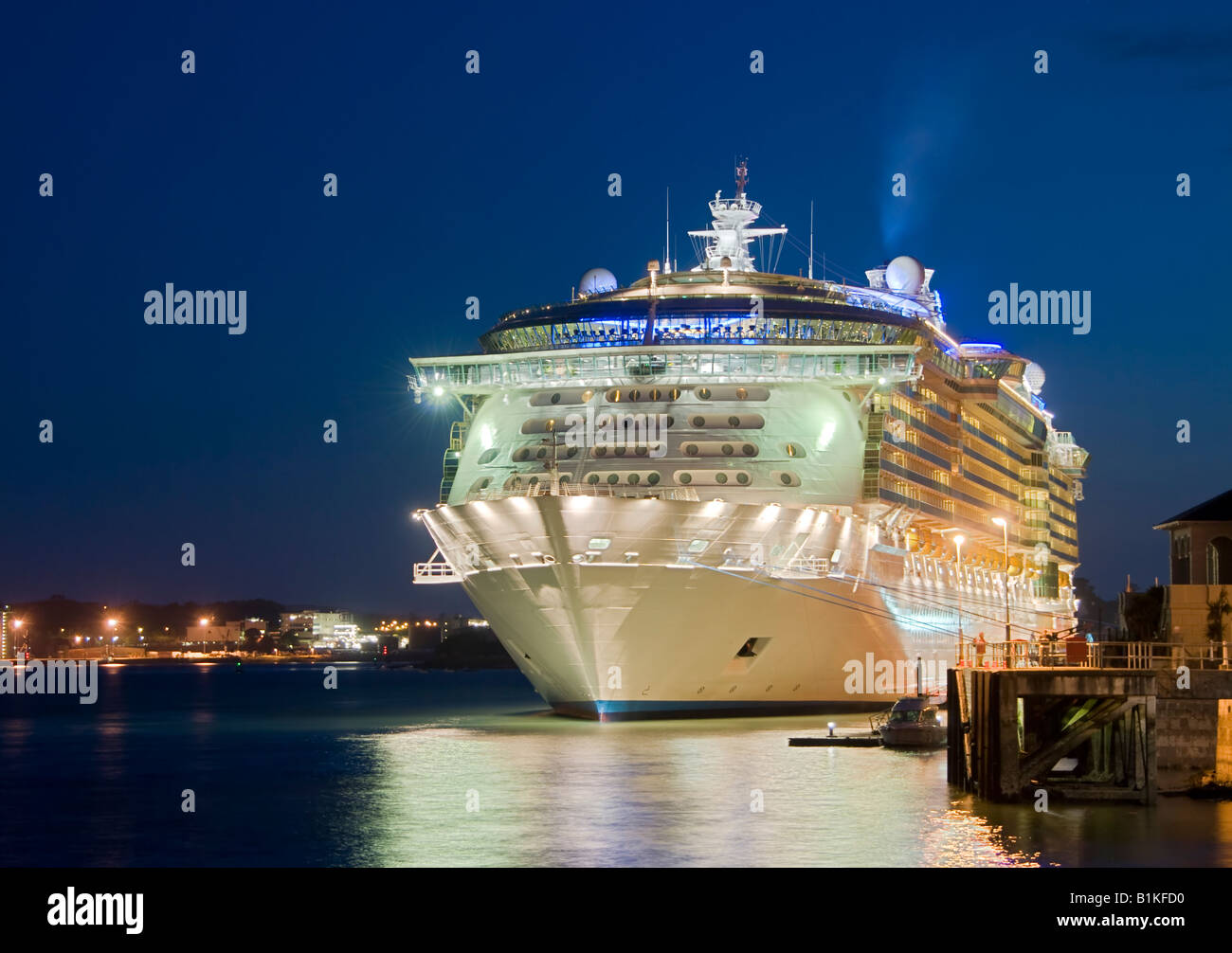 Docked cruise ship sunset hi-res stock photography and images - Alamy