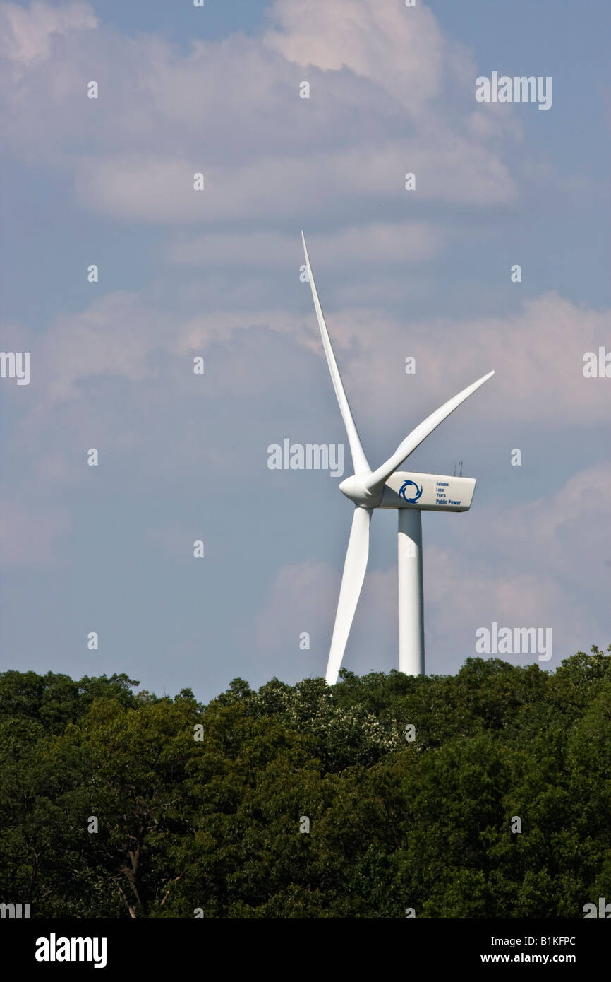 Wind turbine on field in Ohio USA hires Stock Photo Alamy