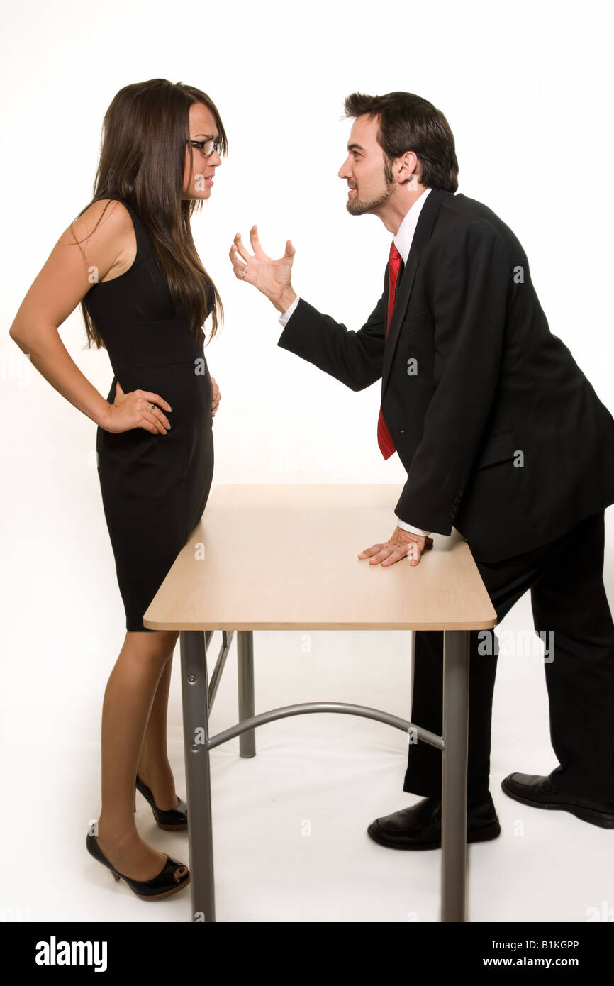 конфликт в офисе. споры между людьми. сложные переговоры. сложности во взаимоотношениях. напряжение между людьми.