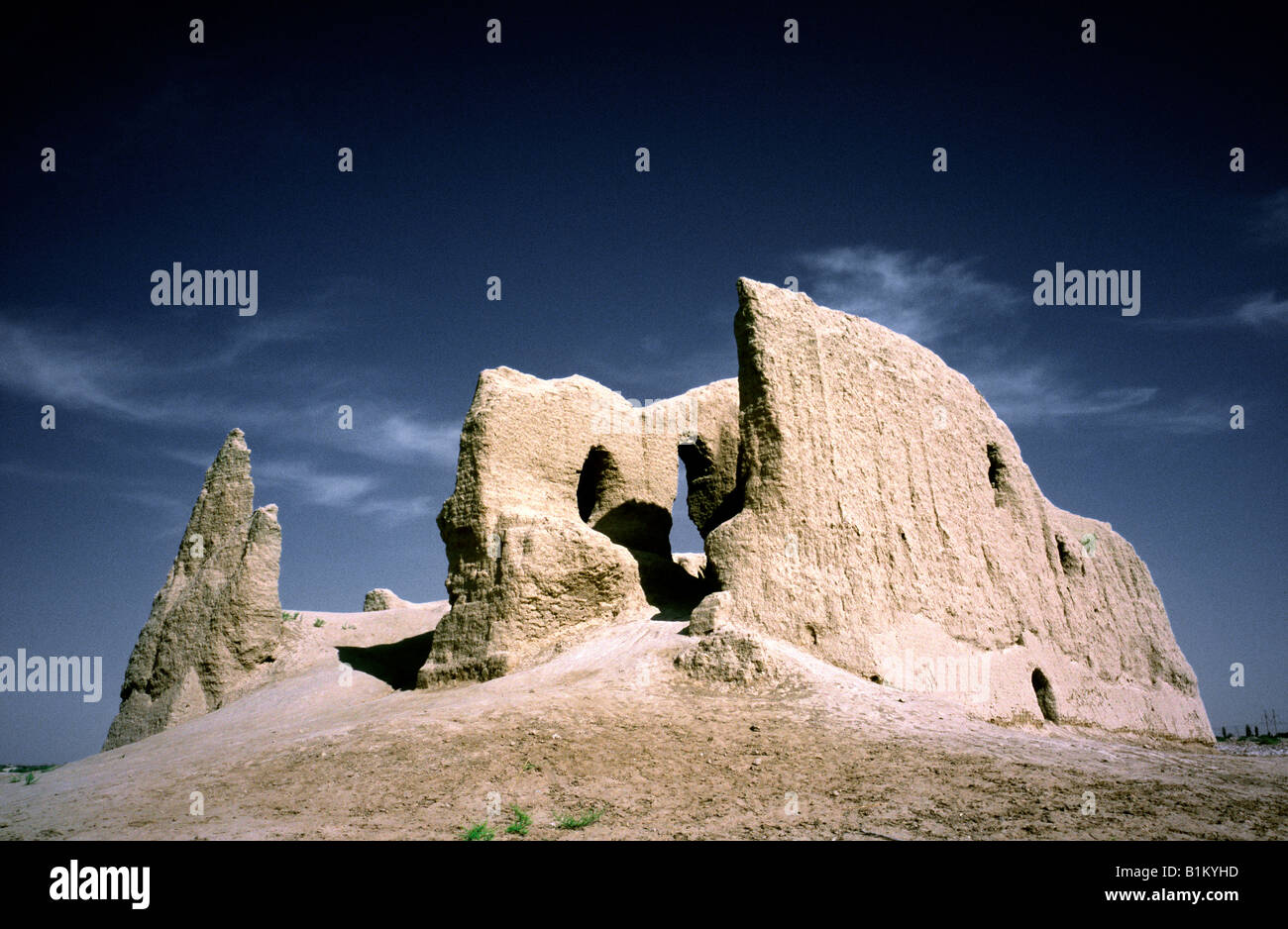 Surviving mud brick walls of the Sultan Gala (Little Kiz Kale) at Merv in the Karakum (Black Sands) desert. Stock Photo
