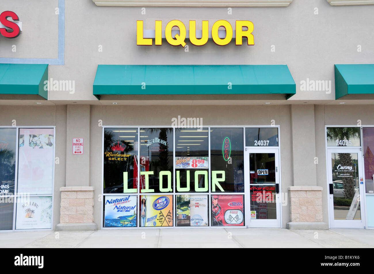 Liquor storefront in a shopping mall Stock Photo Alamy