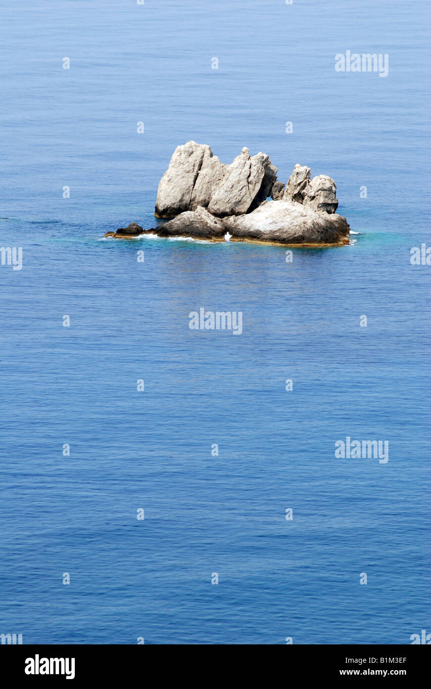 Stone sticking out from water hi-res stock photography and images - Alamy