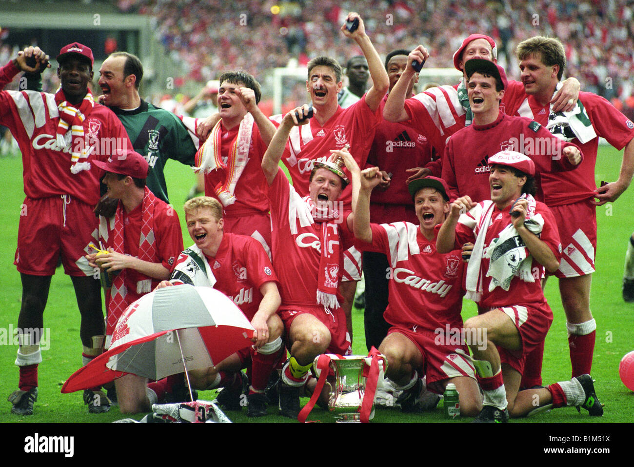 Liverpool celebrate after beating Sunderland in FA Cup Final 9 5 92 Stock Photo