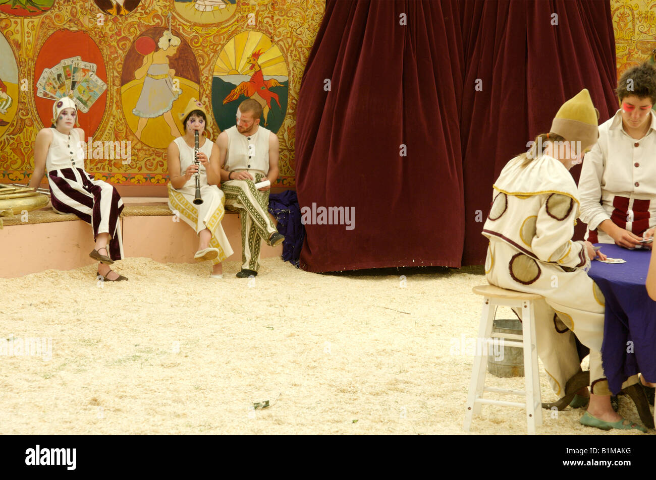 performers-at-giffords-circus-stock-photo-alamy