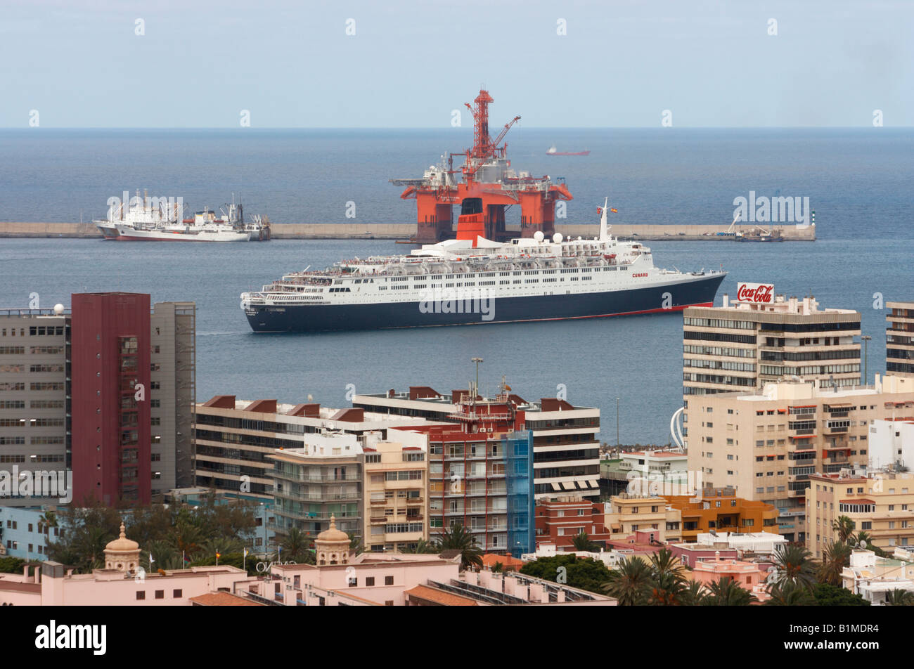 Cruise ship Queen Elizabeth 2 leaving Las Palmas on Gran Canaria on her last ever criuse to the Canary islands. June 2008. Stock Photo