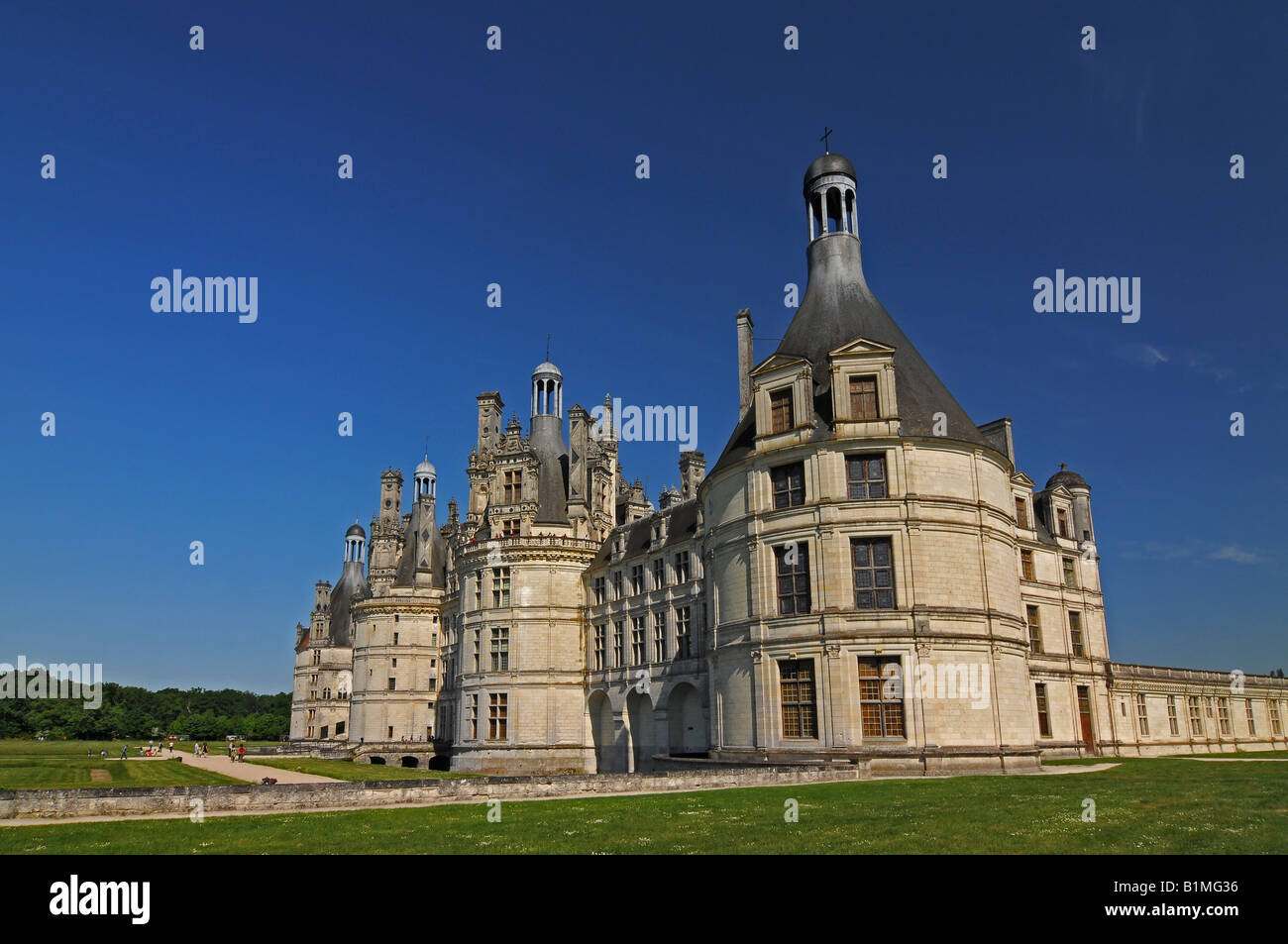 The royal Château de Chambord against a deep blue sky Stock Photo