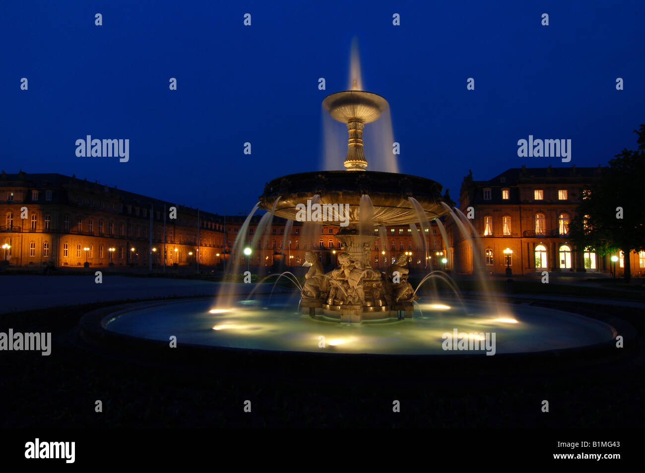 Night shot of the Schlossplatz Fountain and Neues Schloss - Stuttgart ...