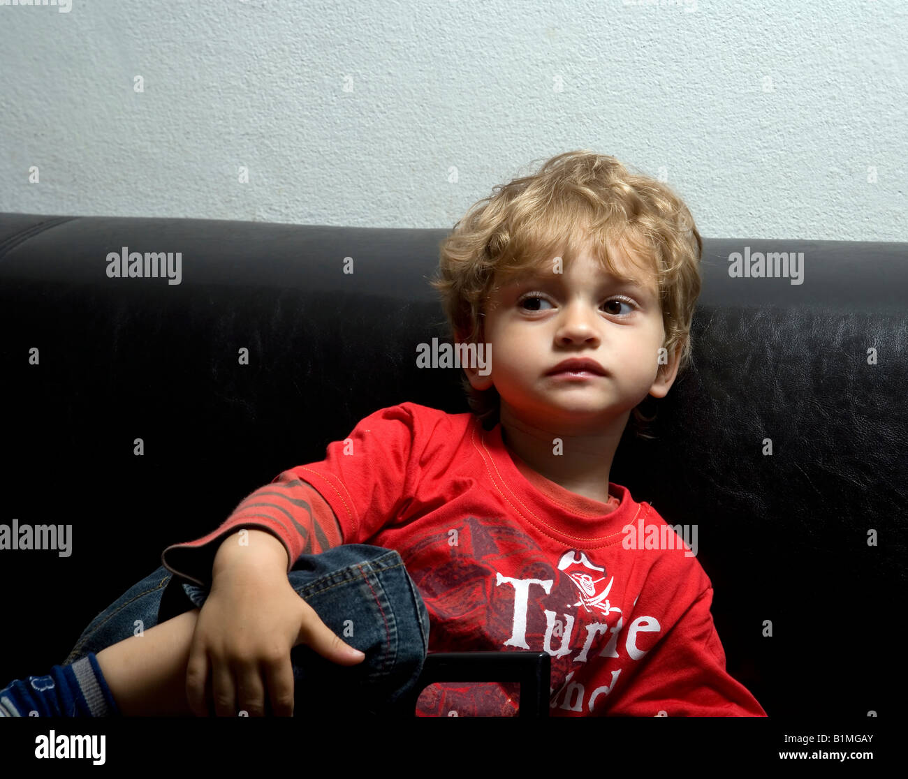 Ni o Sentado Pensando Hi res Stock Photography And Images Alamy