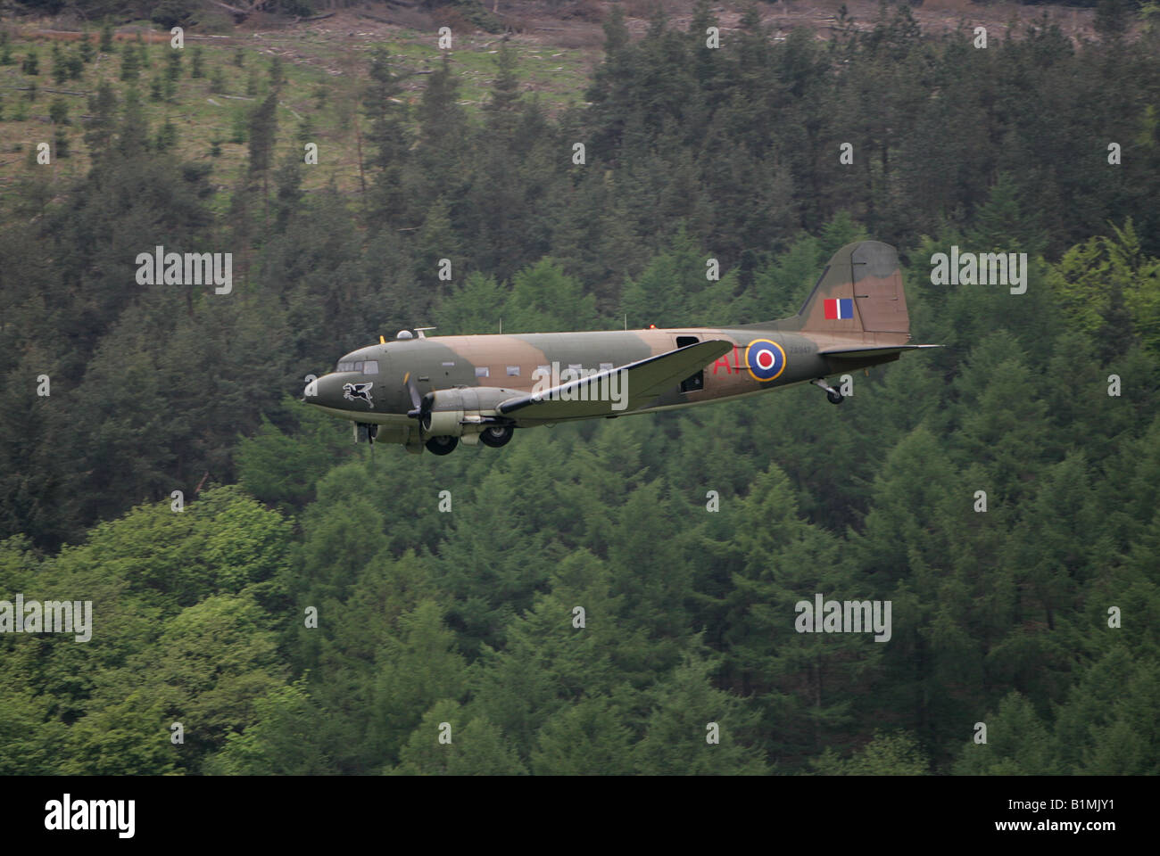 RAF BATTLE OF BRITAIN MEMORIAL FLIGHT DAKOTA AT LOW LEVEL IN DERBYSHIRE Stock Photo