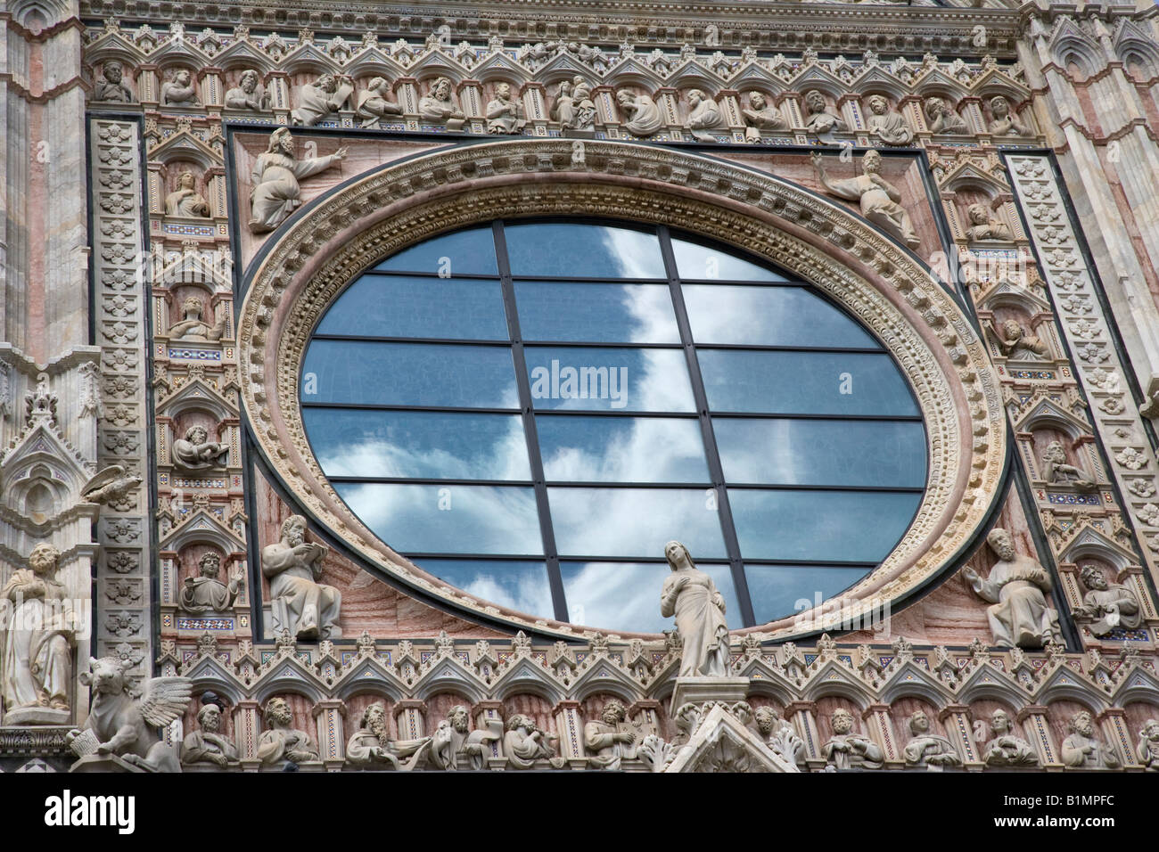 Close Up detail facade of Duomo di Siena historic medieval cathedral in Italy, Gothic sculptures of Apostles by Duccio di Buoninsegna, Giovanni Pisano Stock Photo