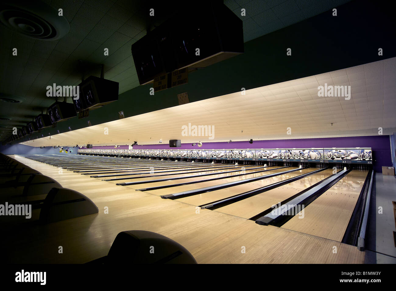 Bowling alley lanes hi-res stock photography and images - Alamy