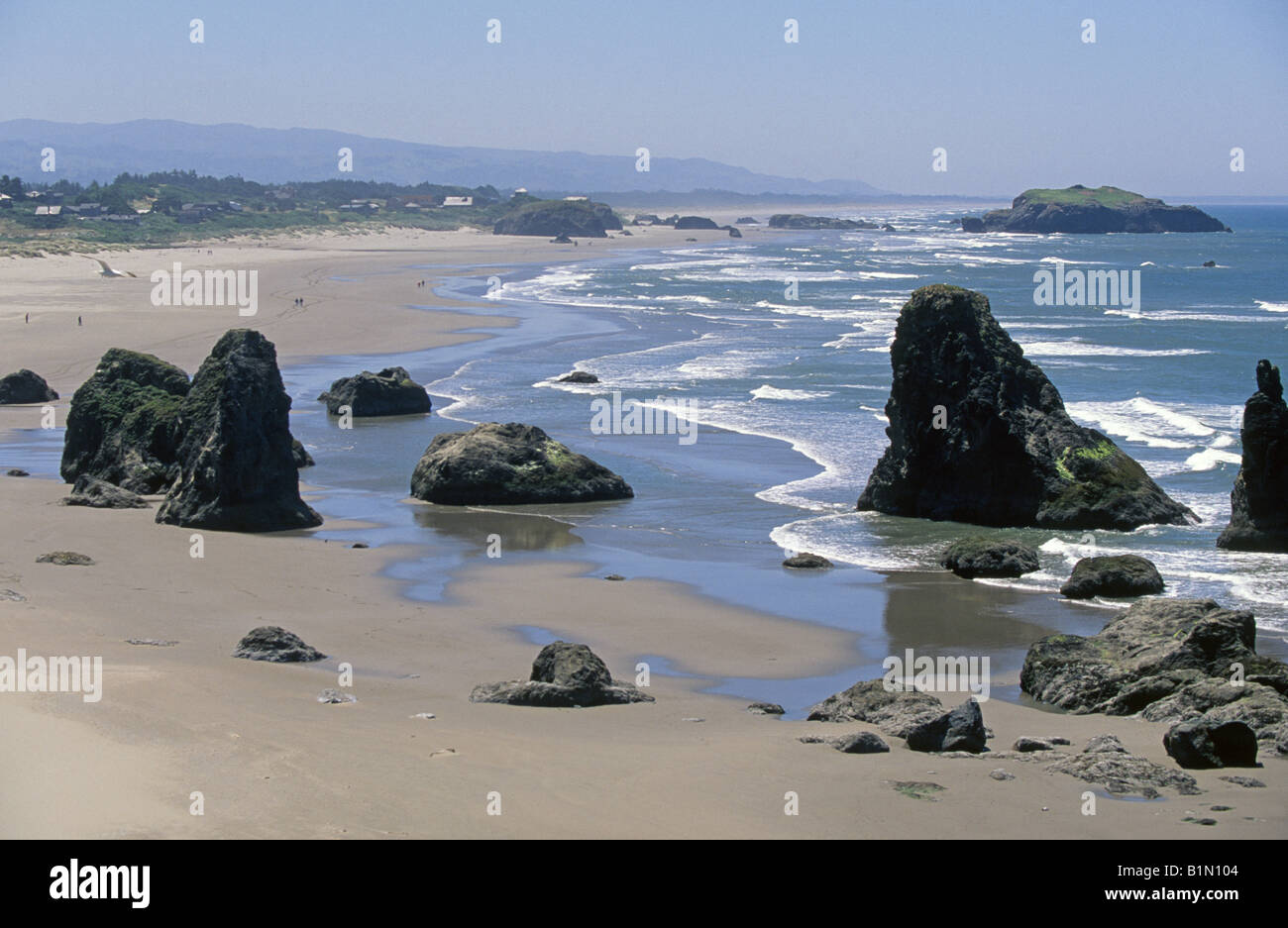A view of the sea stacks and beach at Bandon Oregon Stock Photo - Alamy
