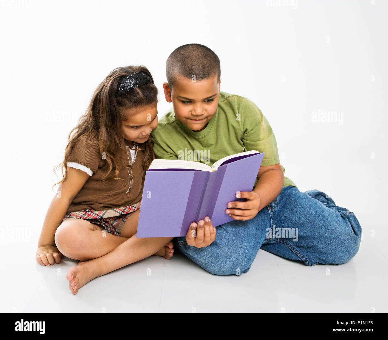 My sister to read books. Чтение книги мальчик и девочка. Братья и сёстры книга. Книжка про сестру. Мальчик и девочка читают книгу.