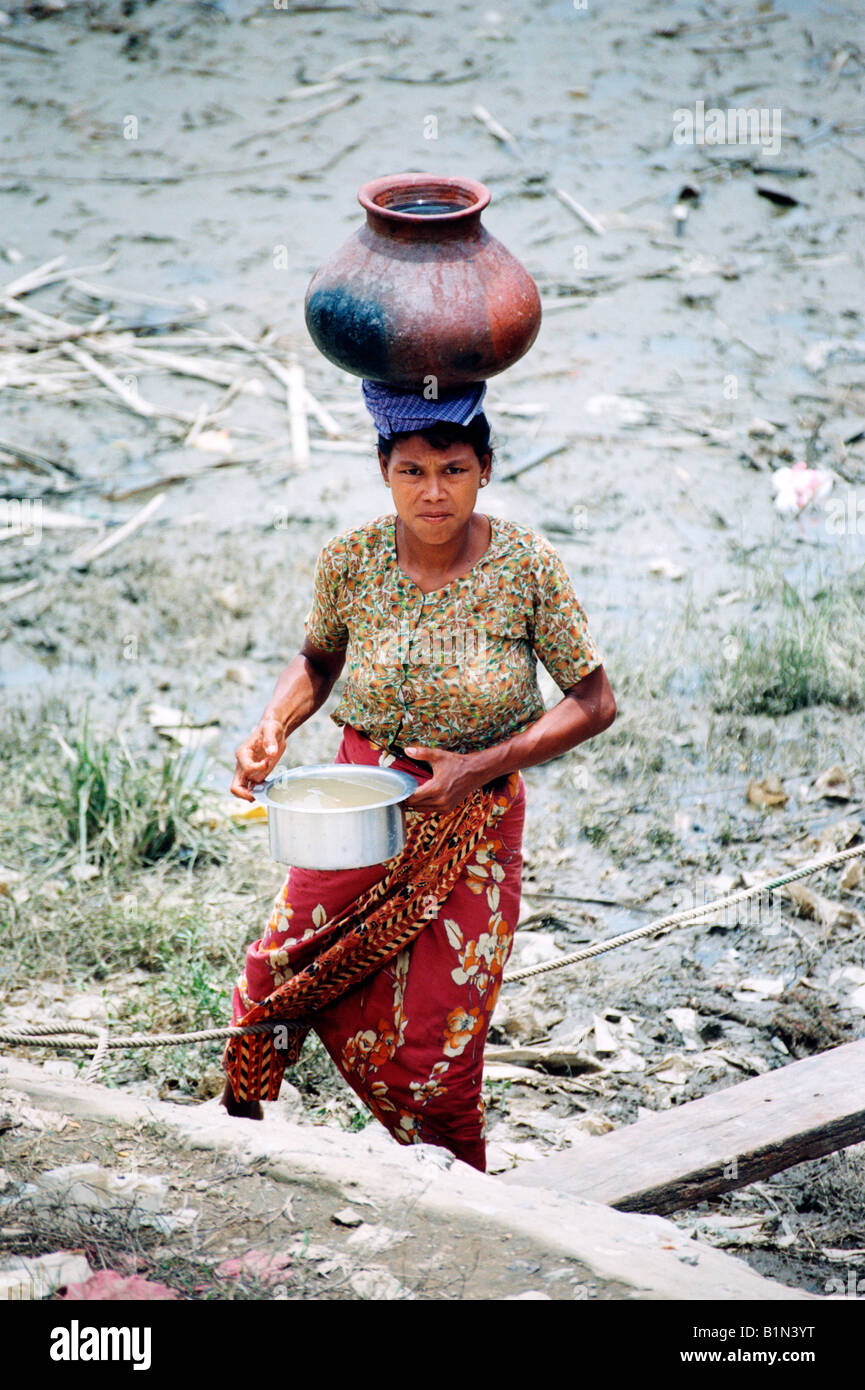 Myanmar Burma Mandalay Woman Carrying A Pot Of Water On Her Head From the Ayeyarwady River Stock Photo