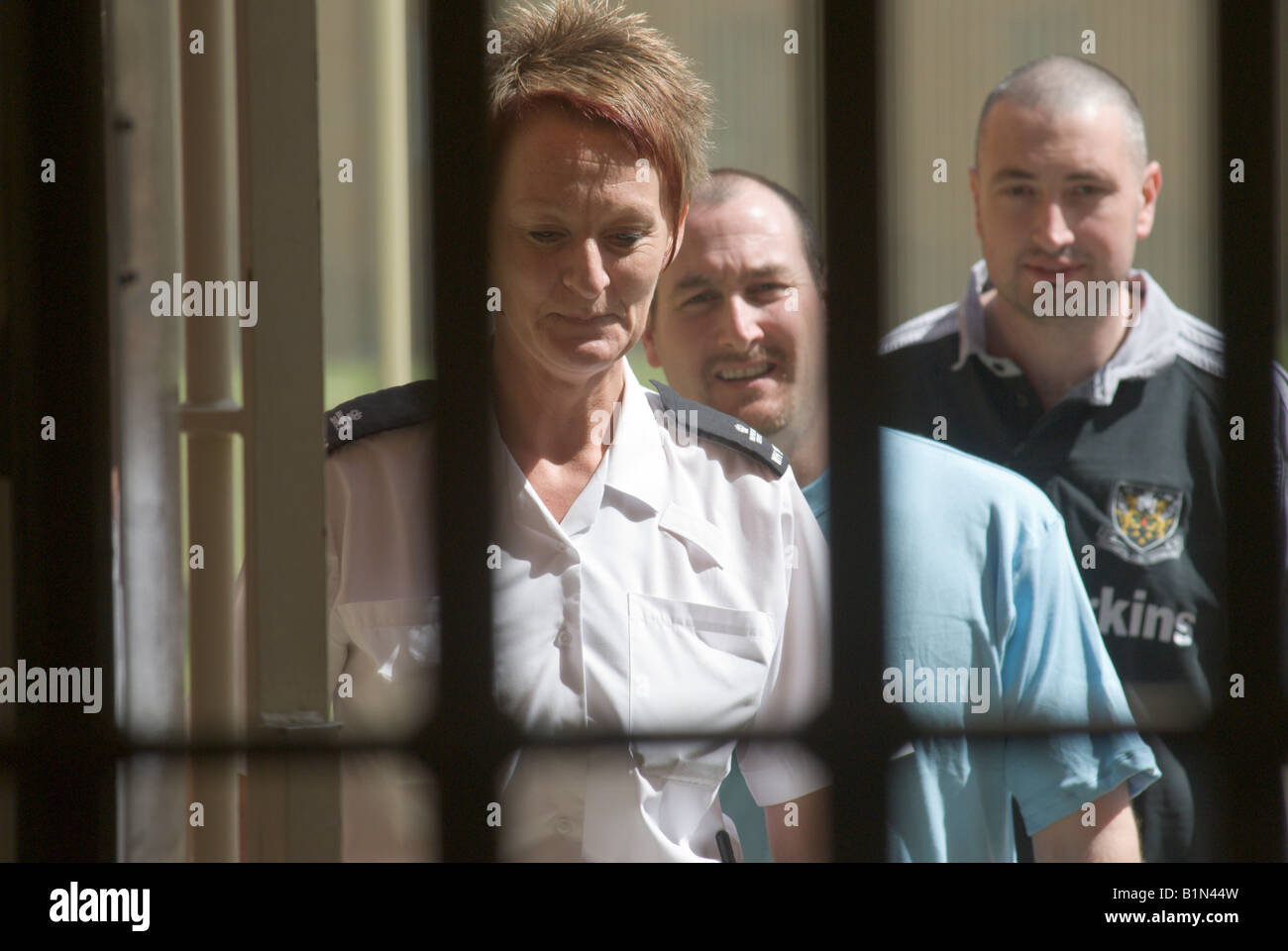 Female warder escorts two inmates at Woodhill Prison, Milton Keynes, Buckinghamshire Stock Photo