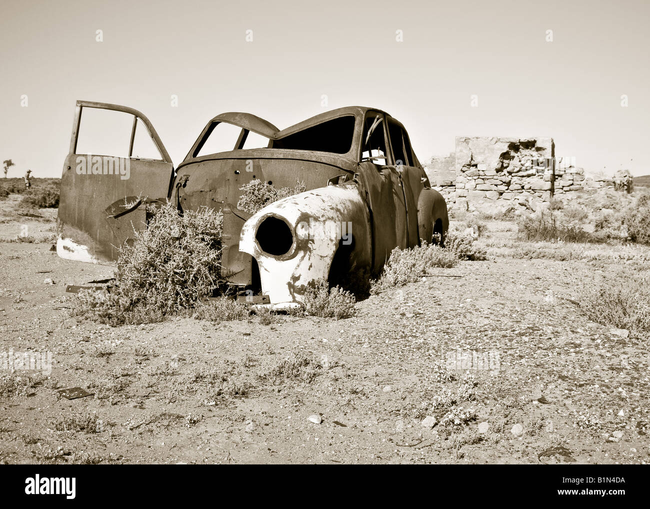 black and white image of an old rusty car in the desert Stock Photo - Alamy