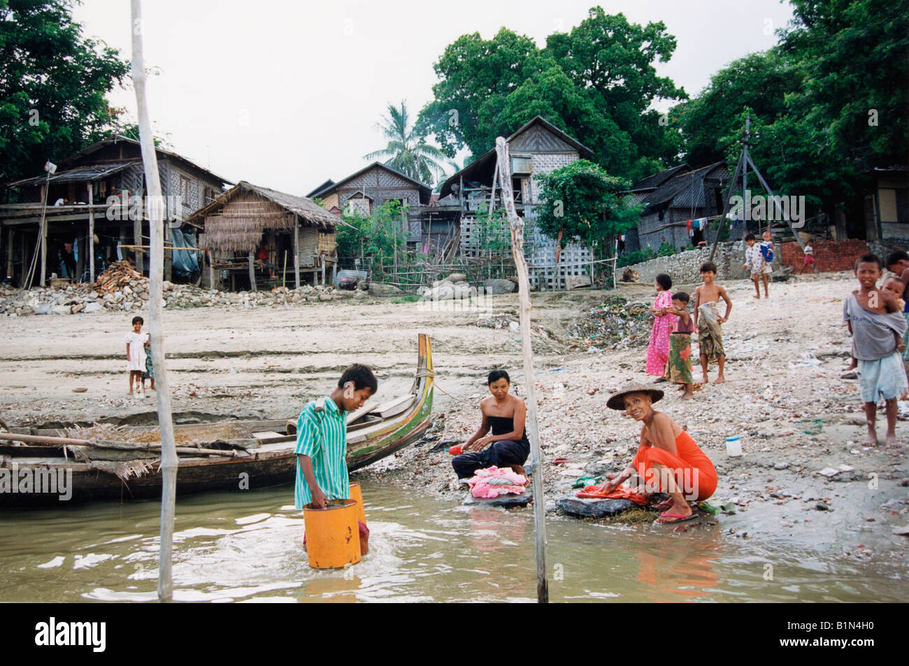 https://c8.alamy.com/comp/B1N4H0/myanmar-burma-sagaing-women-washing-clothes-in-the-ayeyarwaddy-river-B1N4H0.jpg