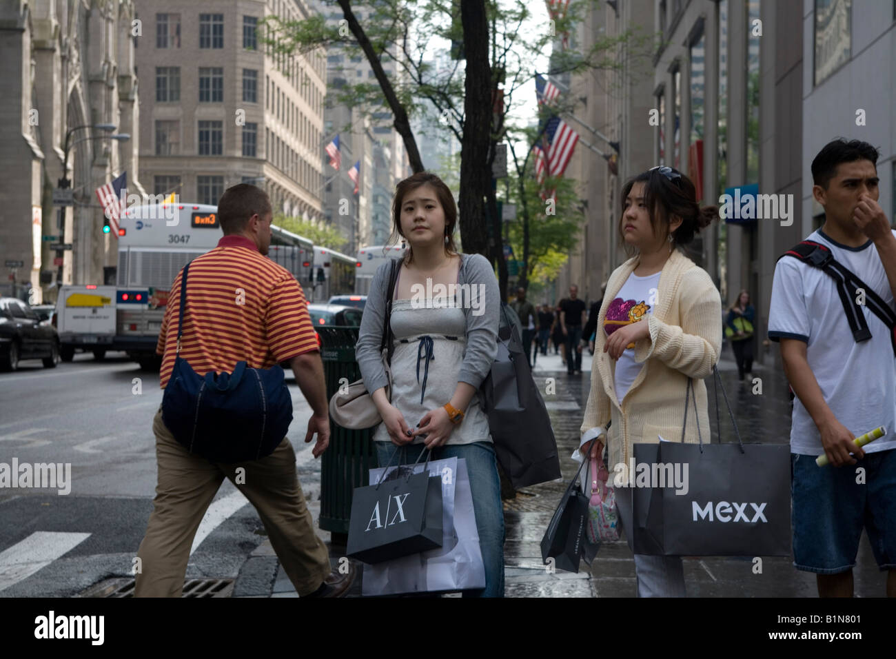 Two young women on 5th Avenue in midtown Manhattan Stock Photo