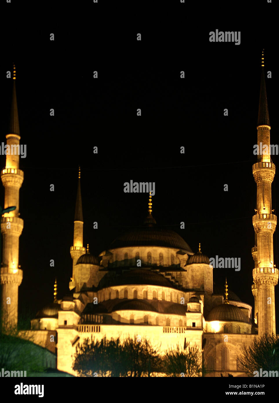 Blue mosque 17th Century Sultan Ahmet Camii floodlit at night ...