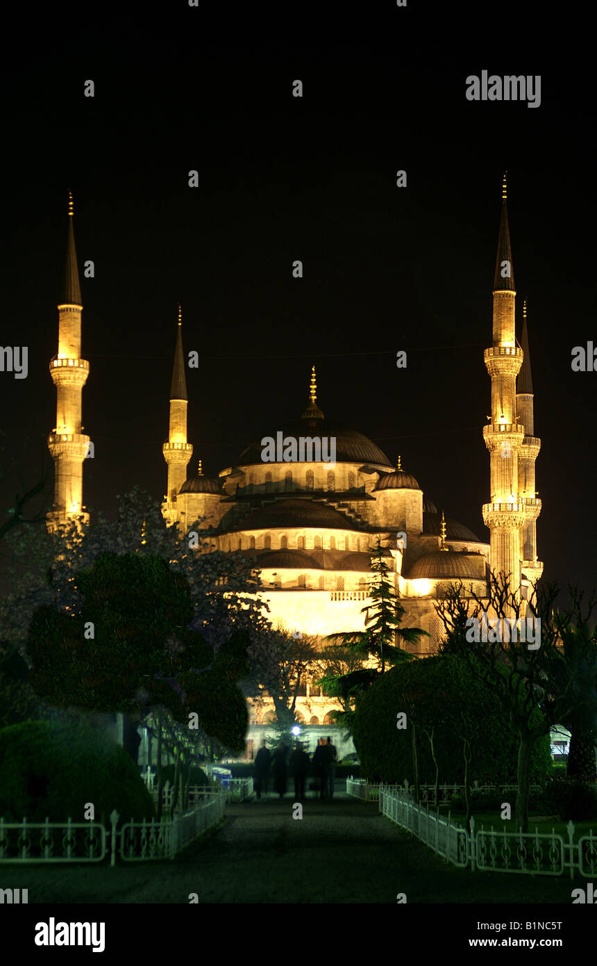 Blue mosque 17th Century Sultan Ahmet Camii floodlit at night ...